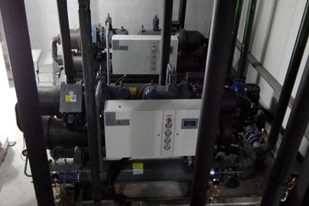 為什么水冷螺桿式冷水機(jī)組中會有污垢沉積？