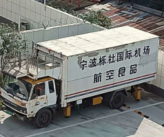 公司售服對(duì)機(jī)場(chǎng)中央廚房系統(tǒng)冷卻用冷水機(jī)進(jìn)行回訪，發(fā)現(xiàn)風(fēng)險(xiǎn)，解決問(wèn)題